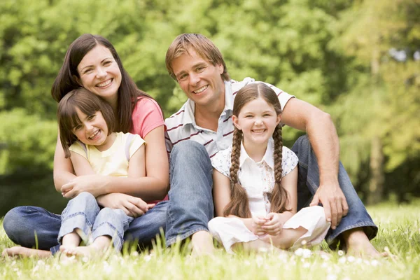 Familia al aire libre sonriendo — Foto de Stock