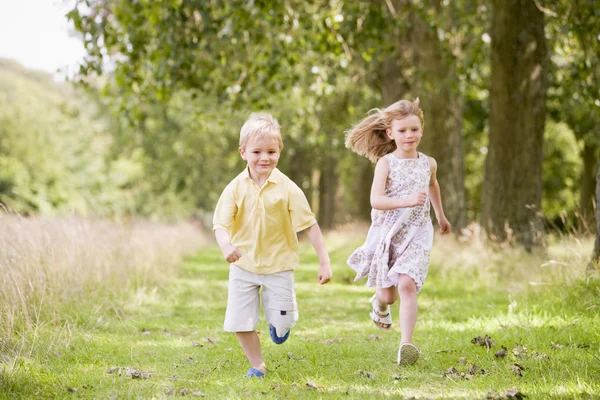 Duas Crianças Correndo Caminho Sorrindo — Fotografia de Stock