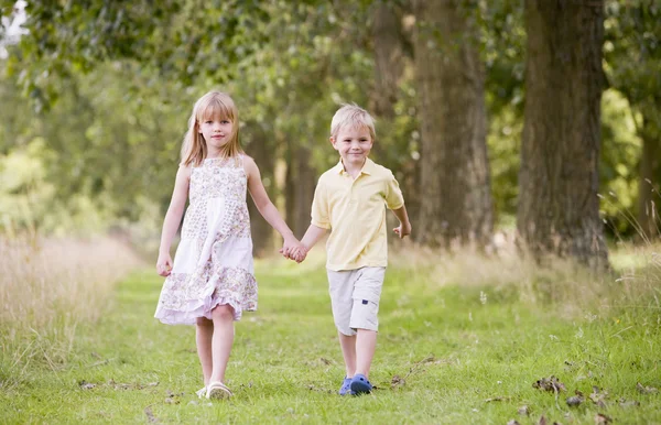Dvě Malé Děti Chůzi Cestě Drželi Ruce Úsměvem — Stock fotografie