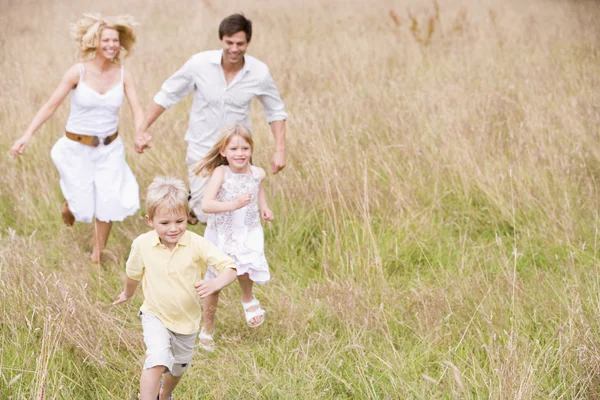 Famiglia correre all'aperto sorridente — Foto Stock