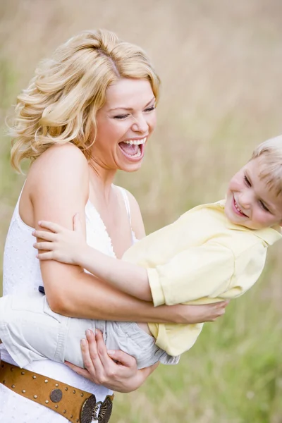 Madre Sosteniendo Hijo Aire Libre Sonriendo —  Fotos de Stock