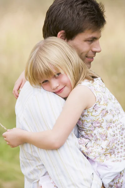 Vader houden dochter buitenshuis glimlachen — Stockfoto