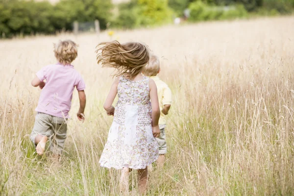 Drei Kleine Kinder Rennen Ins Freie — Stockfoto