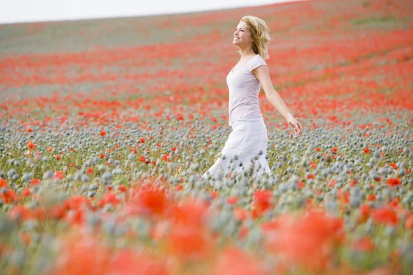 Woman Walking Poppy Field Smiling — Stock Photo, Image
