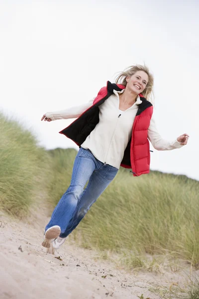 Mujer Corriendo Playa Sonriendo —  Fotos de Stock