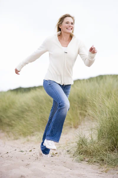 Γυναίκα Που Τρέχει Στην Παραλία Χαμογελώντας — Φωτογραφία Αρχείου