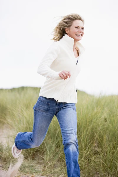 Женщина Бежит Пляжу Улыбаясь — стоковое фото