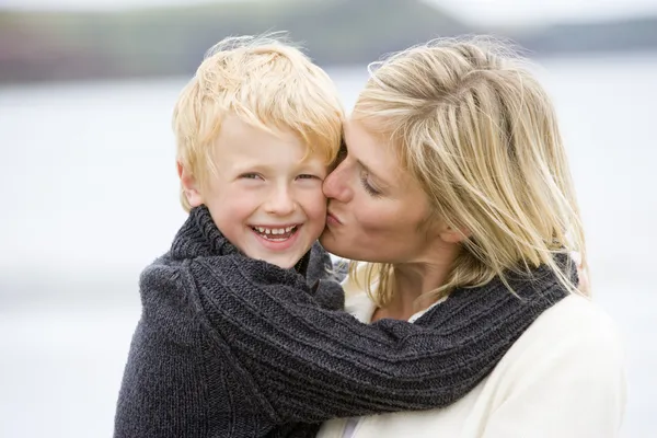 Mutter Küsst Sohn Strand Lächelnd — Stockfoto