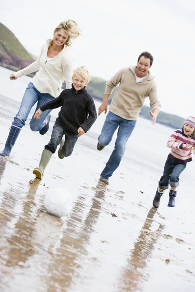 Familie te voetballen bij strand glimlachen — Stockfoto