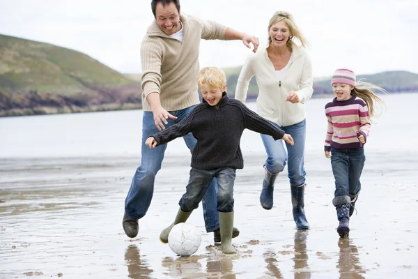 家庭在海滩微笑踢足球 — 图库照片
