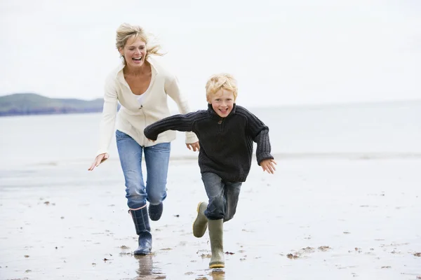 Madre Figlio Che Corrono Sulla Spiaggia Sorridendo — Foto Stock
