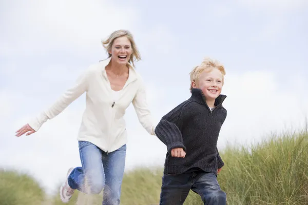 Mutter Und Sohn Laufen Lächelnd Strand — Stockfoto