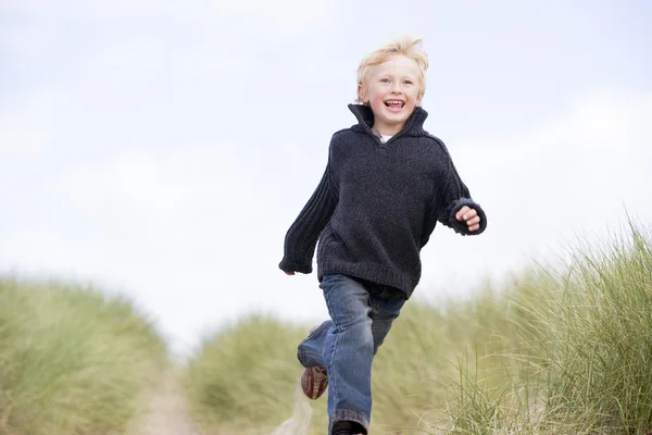 Мальчик Бежит Пляжу Улыбаясь — стоковое фото