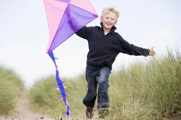 Ung Pojke Körs Stranden Med Kite Leende — Stockfoto