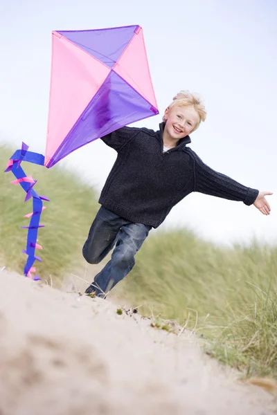 Jonge Jongen Draait Strand Met Kite Glimlachen — Stockfoto