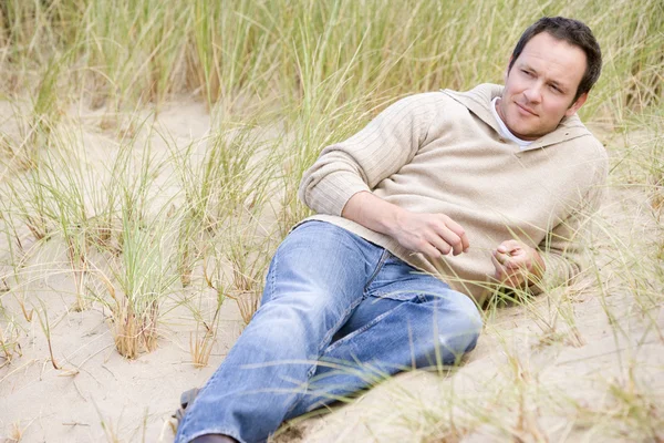 Geri sahilde oturan adam — Stok fotoğraf