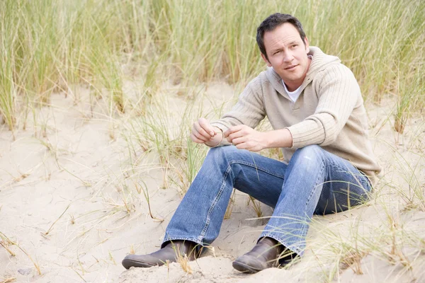 Homem sentado na praia — Fotografia de Stock