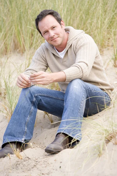 Muž Sedí Pláži — Stock fotografie