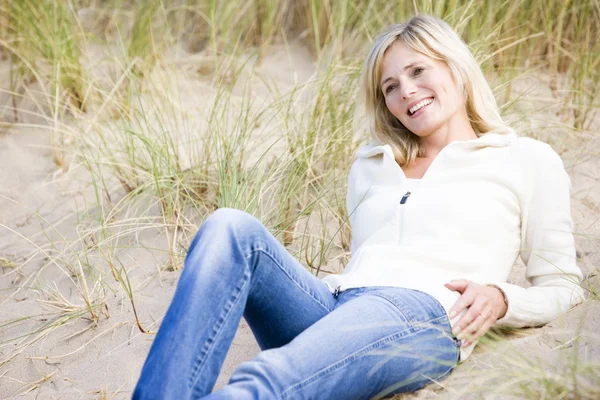 Vrouw Liggend Het Strand Glimlachen — Stockfoto