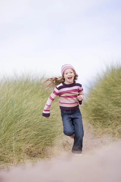 Νεαρό Κορίτσι Που Τρέχει Στην Παραλία Χαμογελώντας — Φωτογραφία Αρχείου