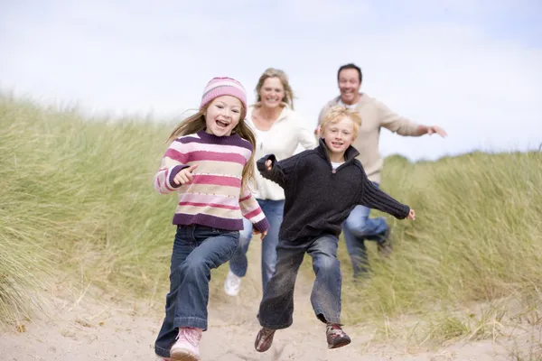 Familia Corriendo Playa Sonriendo —  Fotos de Stock