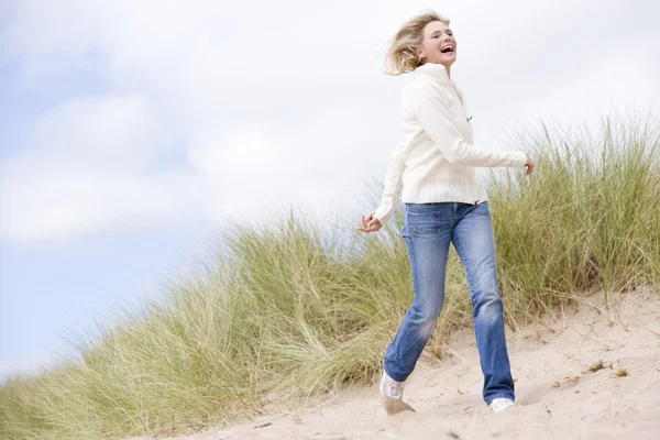 Wandelen op het strand lachende vrouw — Stok fotoğraf