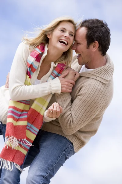Para, stojący na zewnątrz uśmiechający się — Zdjęcie stockowe