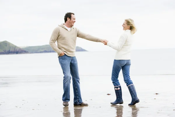 Para Spaceru Plaży Trzymając Się Ręce Uśmiechając Się — Zdjęcie stockowe
