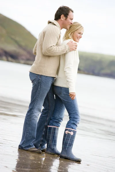 Casal de pé na praia sorrindo — Fotografia de Stock