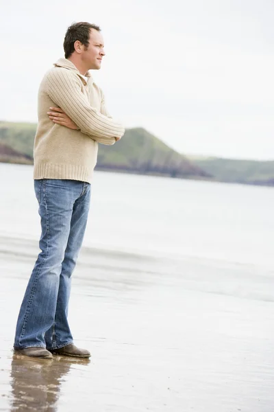 站在海滩上的男人 — 图库照片