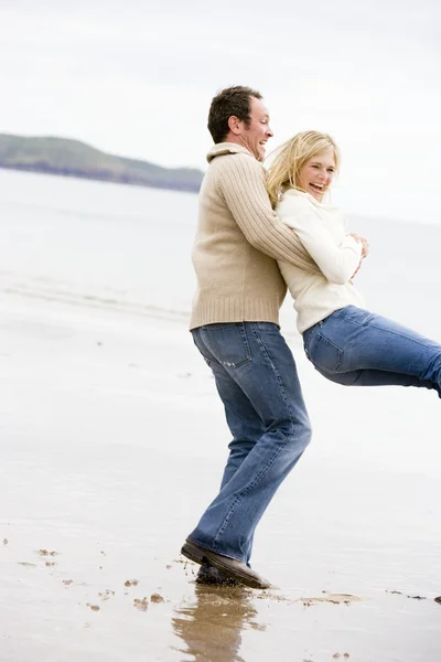 Paar Spielt Lächelnd Strand — Stockfoto