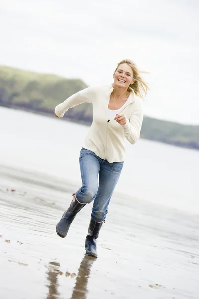 Vrouw waarop strand glimlachen — Stockfoto