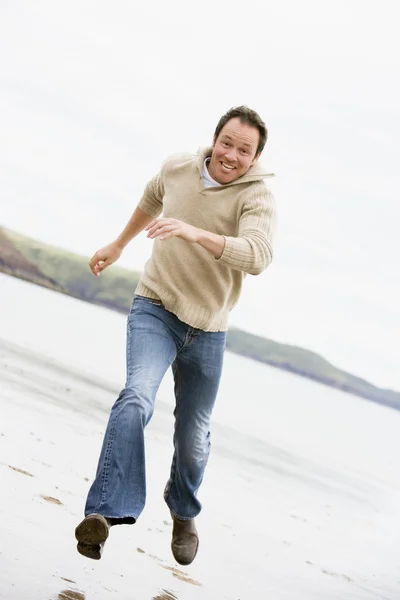 Hombre Que Salta Sobre Playa Sonriendo — Stok fotoğraf