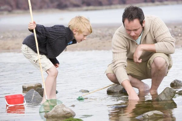 Pai e filho na pesca na praia — Fotografia de Stock