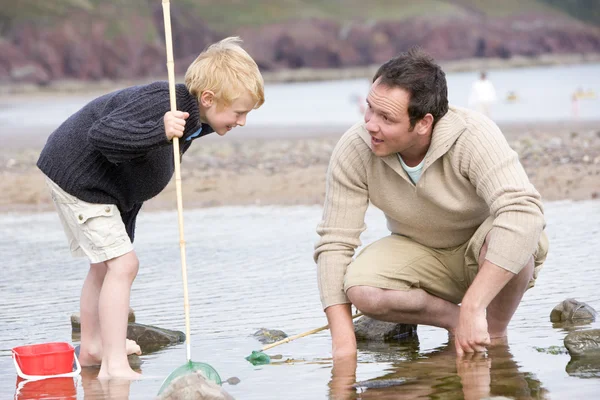 父亲和儿子在海滩钓鱼 — 图库照片