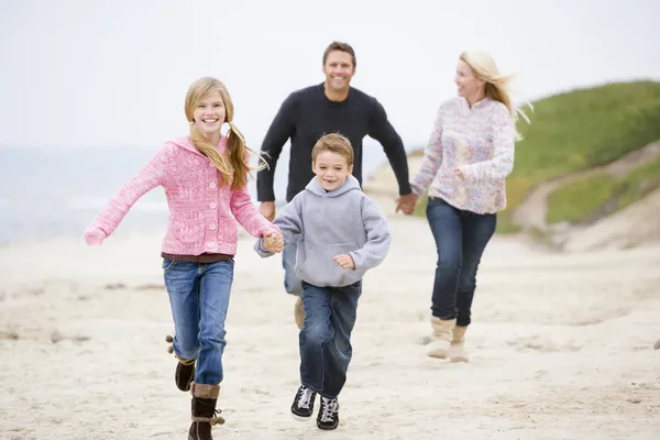 Οικογένεια Που Τρέχει Στην Παραλία Κρατώντας Χέρια Που Είναι Χαμογελώντας — Φωτογραφία Αρχείου