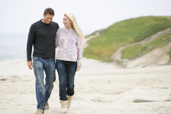 Paar wandelen op het strand glimlachen — Stockfoto