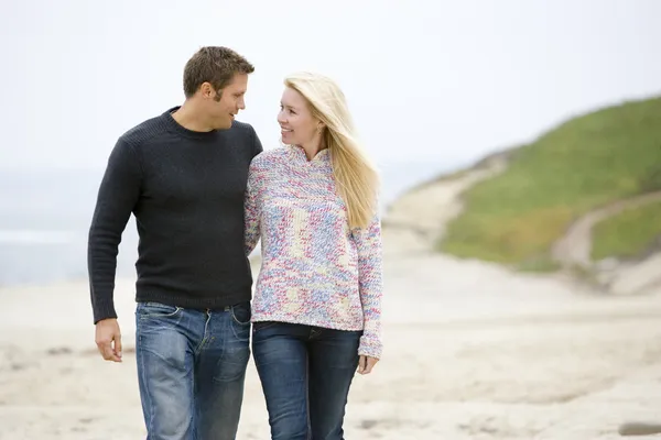 情侣在海滩微笑着走 — 图库照片