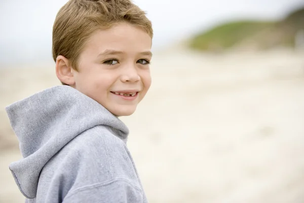 Jonge Jongen Staande Het Strand Glimlachen — Stockfoto
