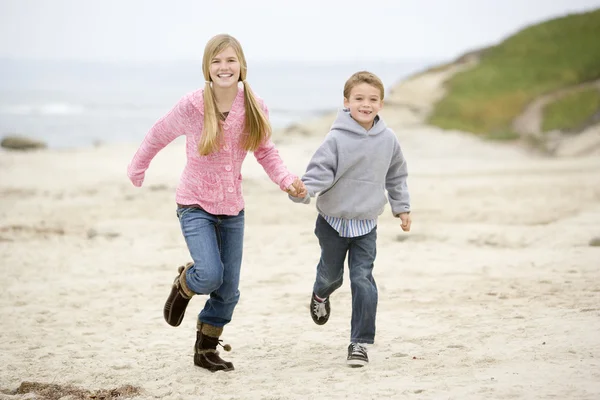 Двоє Маленьких Дітей Біжать Пляжі Тримаючи Руки Посміхаючись — стокове фото