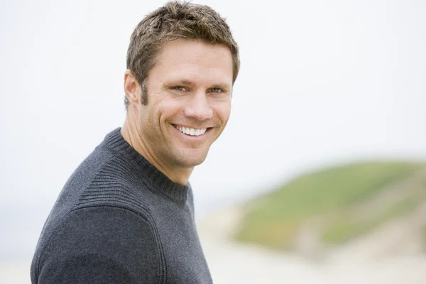 Man Standing Beach Smiling — Stock Photo, Image