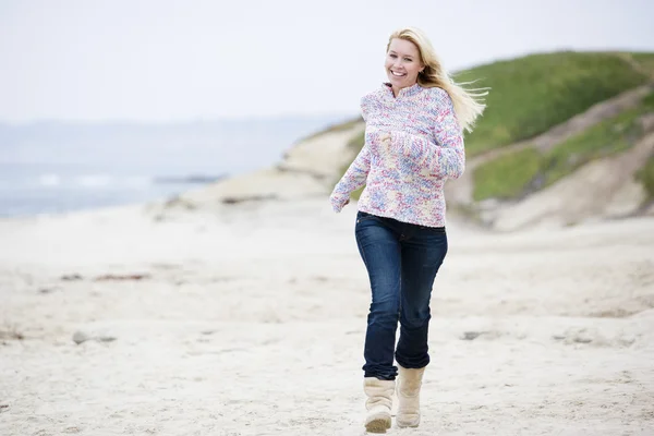 Mujer Corriendo Playa Sonriendo — Foto de Stock