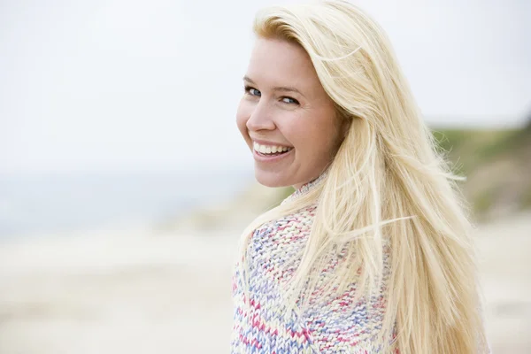 Kobieta Stojąc Plaży Uśmiechający Się — Zdjęcie stockowe