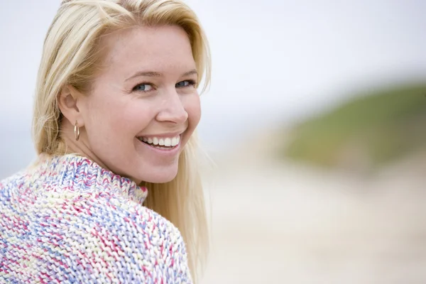 Kobieta Stojąc Plaży Uśmiechający Się — Zdjęcie stockowe