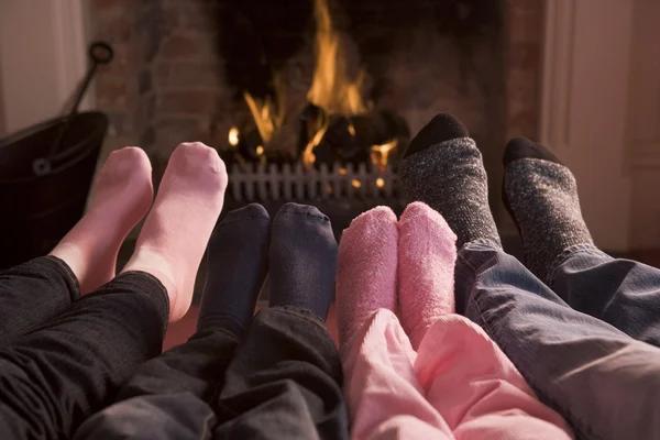 Familie Der Füße Wärmt Sich Kamin — Stockfoto