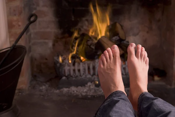 地球温暖化 暖炉で足 — ストック写真