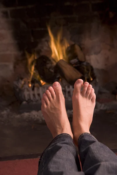 地球温暖化 暖炉で足 — ストック写真