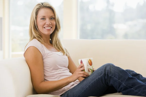 Woman Living Room Coffee Smiling — Stock Photo, Image
