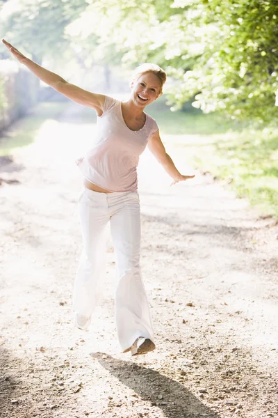 Vrouw lopen op pad glimlachen — Stockfoto