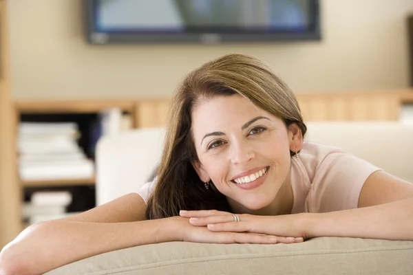 Žena na lůžku v obývacím pokoji — Stock fotografie